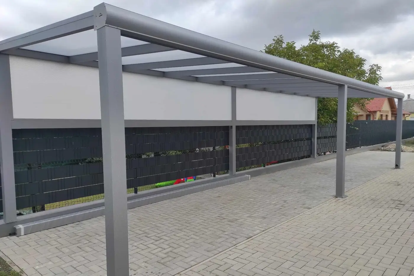 Alumínium autóbeálló építése oldalfalakkal