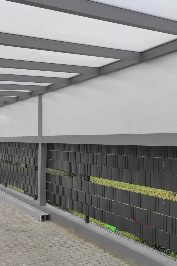 Alumínium autóbeálló építése oldalfalakkal