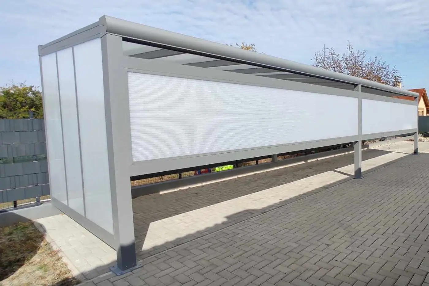 Alumínium autóbeálló építése oldalfalakkal