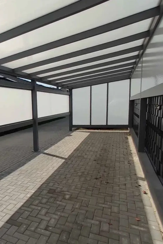 Alumínium autóbeálló építése oldalfalakkal