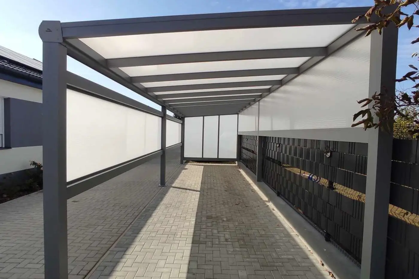 Alumínium autóbeálló építése oldalfalakkal