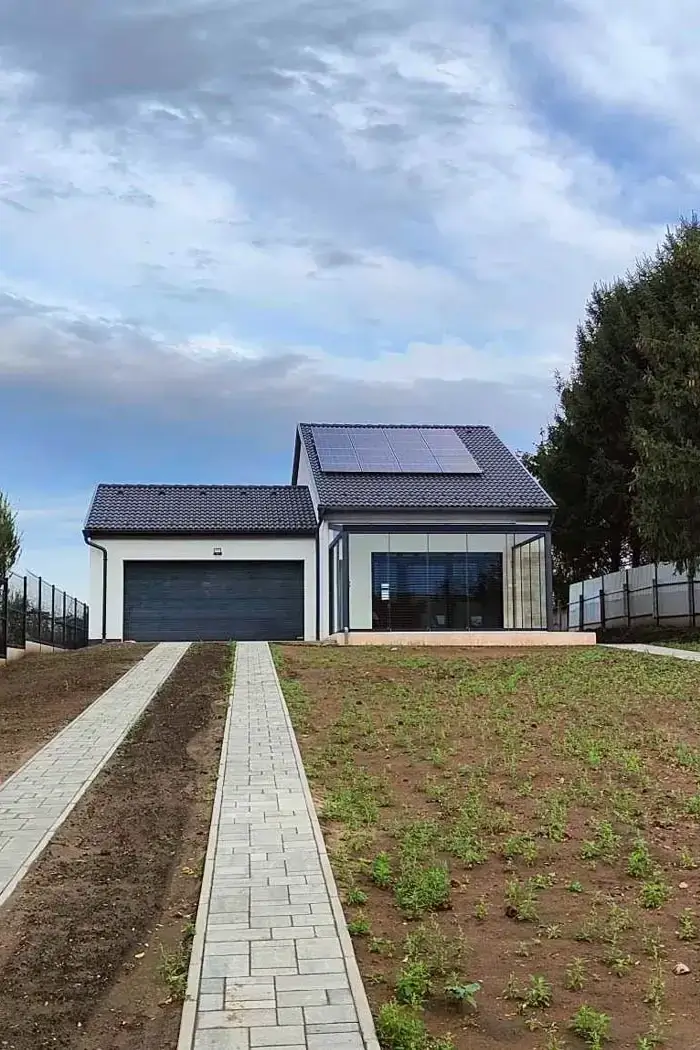 Alumínium télikert építés a dombtetőn