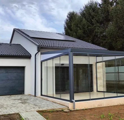 Alumínium télikert építés a dombtetőn