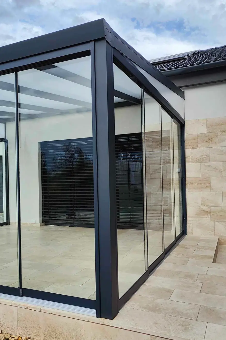 Alumínium télikert építés a dombtetőn