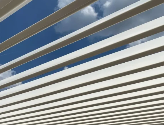 Alumínium pergola építése bioklimatikus tetővel