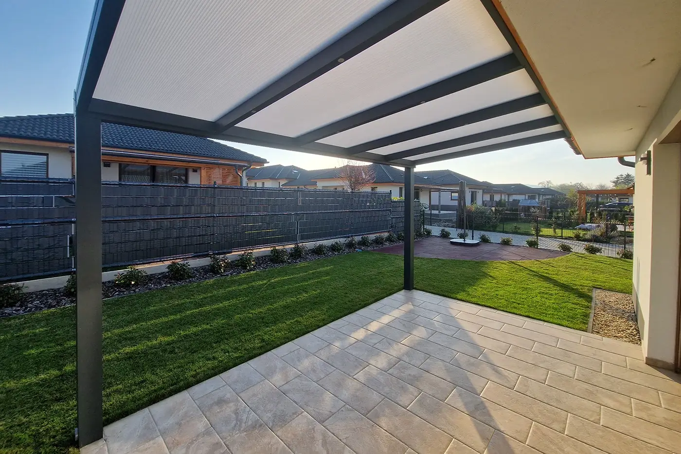 Modern terasztető építése és kivitelezése