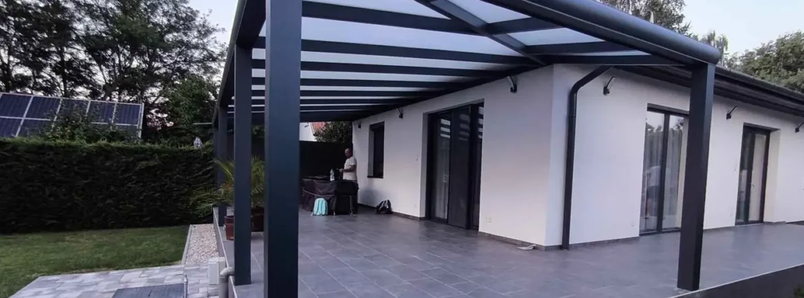 Polikarbonát vagy üveg teraszfedés? Előnyök és hátrányok