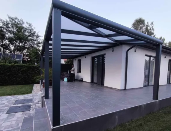 Polikarbonát vagy üveg teraszfedés? Előnyök és hátrányok