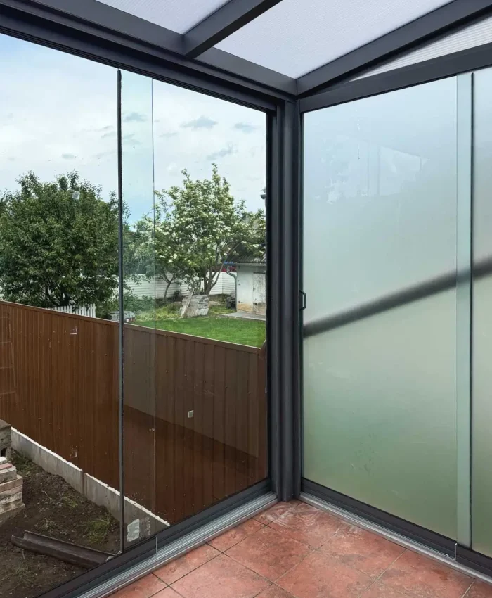 Terasz üvegezés opálos üveggel