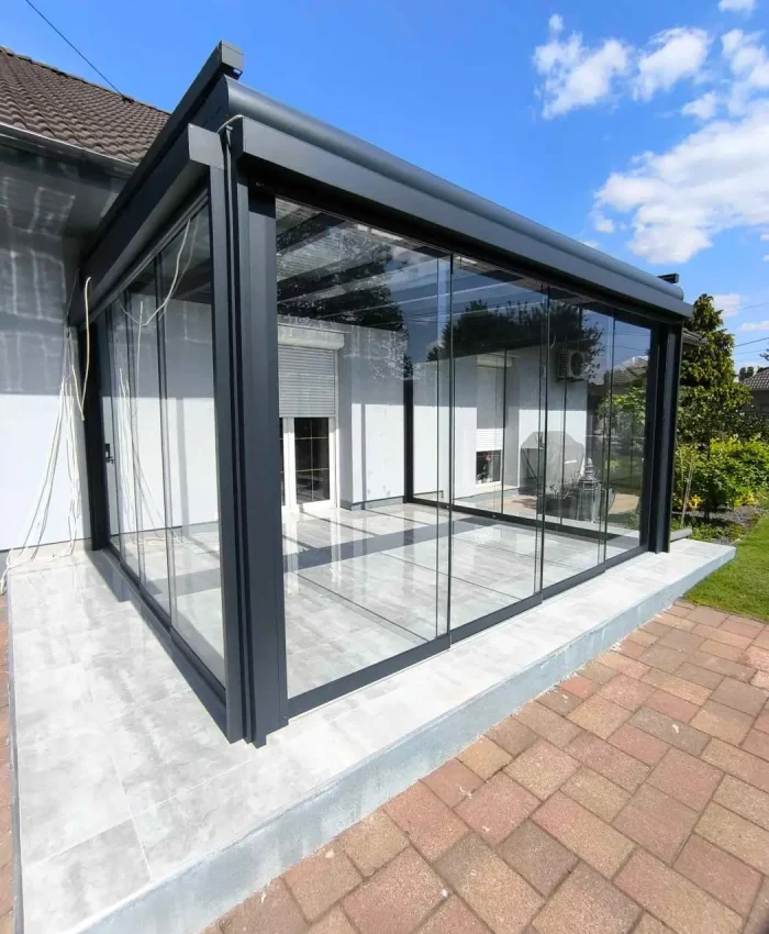Terasz üvegezés eltolható üvegfallal